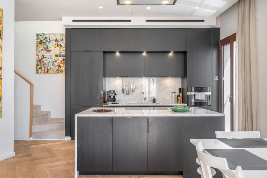 Luxuriöses Haus mit Meerblick in Molinar zu verkaufen – mit Terrasse, Pool, Aufzug und Parkplatz