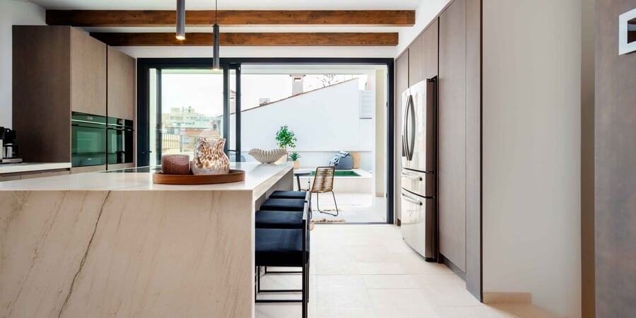 Nybyggt townhouse med pool och takterrass i attraktiva Son Espanyolet