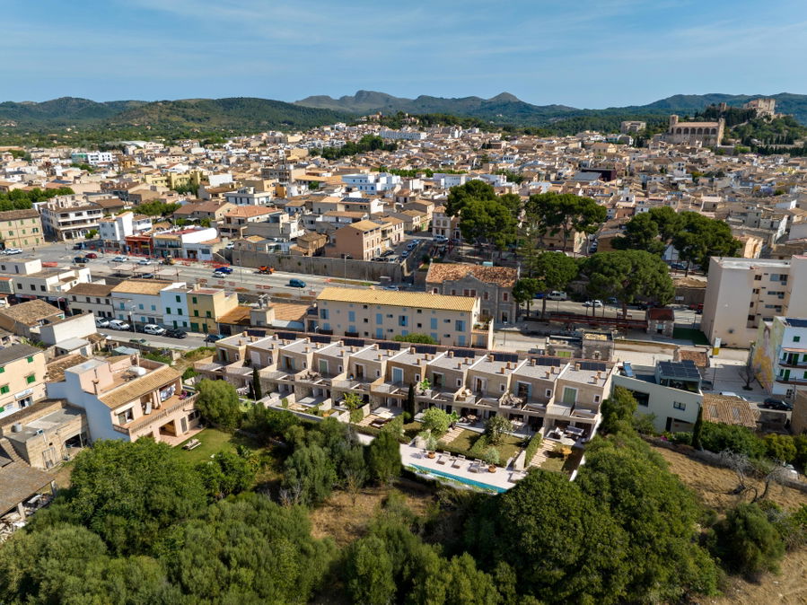Neu gebautes Stadthaus mit großzügiger Terrasse und üppigem Garten in Artà