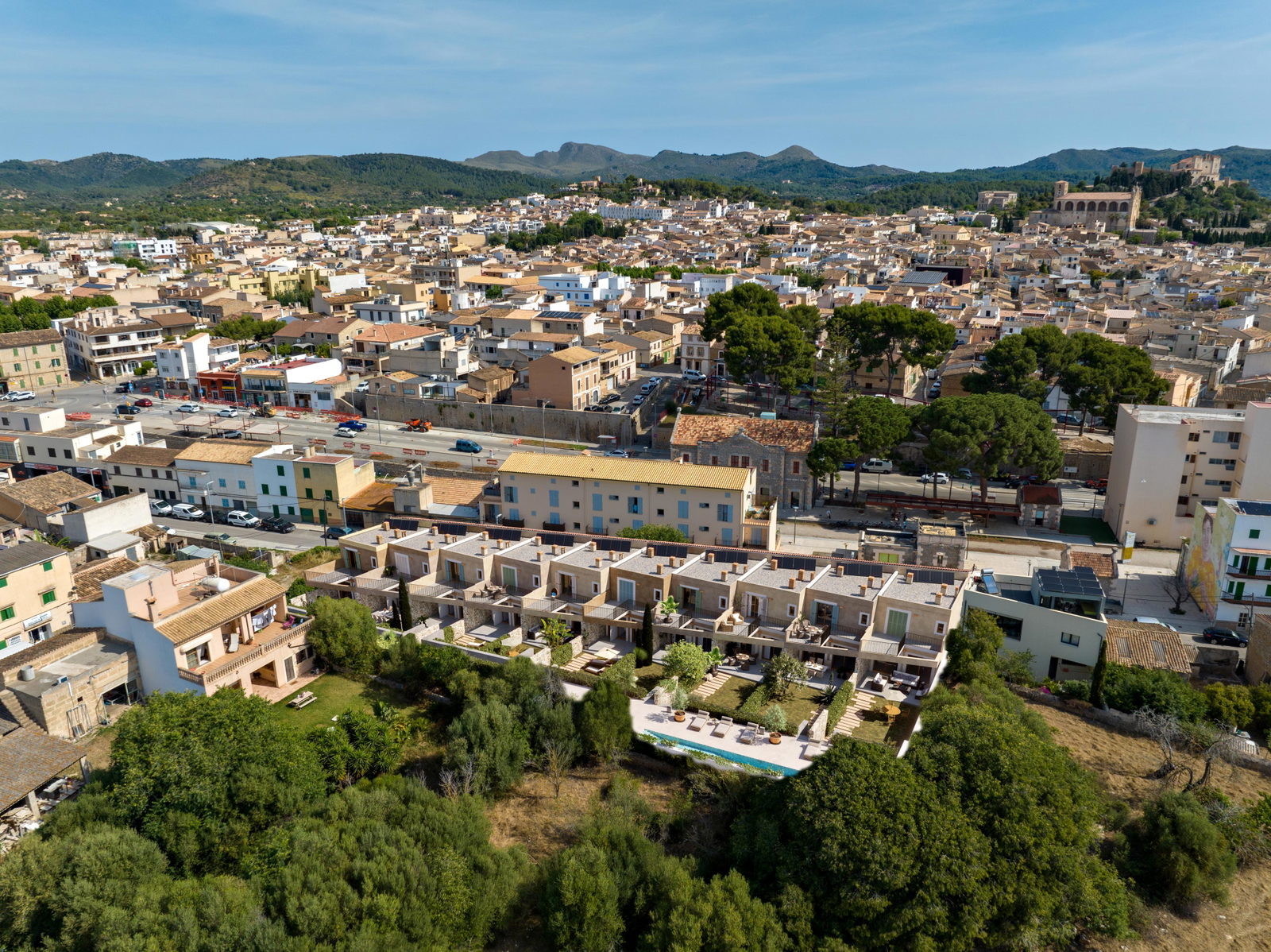 Neu gebautes Stadthaus mit großzügiger Terrasse und üppigem Garten in Artà