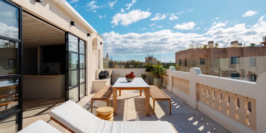 Luxuriöses Duplex-Penthouse mit Meerblick von der beeindruckenden Dachterrasse in Santa Catalina