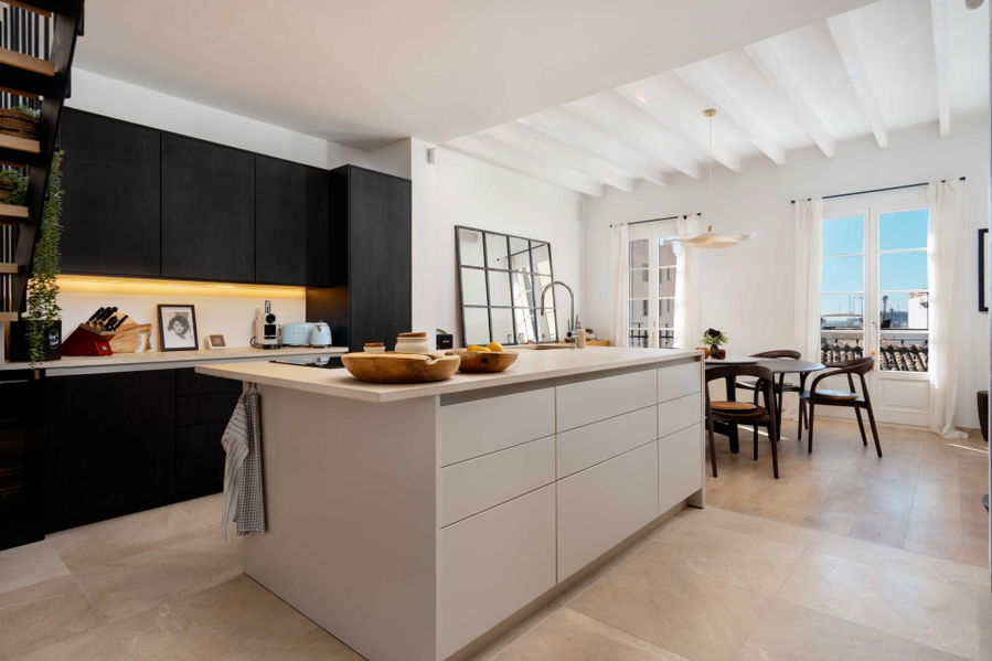 Luxuriöses Duplex-Penthouse mit Meerblick von der beeindruckenden Dachterrasse in Santa Catalina