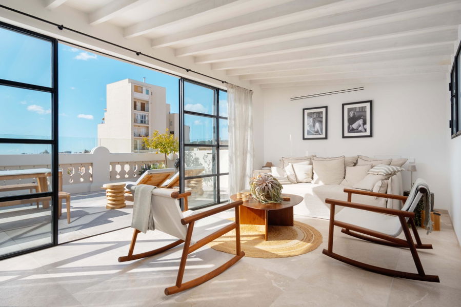 Luxuriöses Duplex-Penthouse mit Meerblick von der beeindruckenden Dachterrasse in Santa Catalina