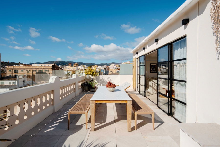 Luxuriöses Duplex-Penthouse mit Meerblick von der beeindruckenden Dachterrasse in Santa Catalina