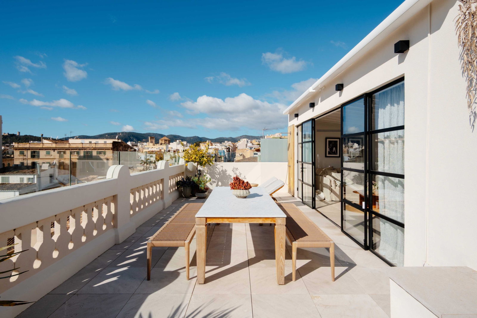 Luxuriöses Duplex-Penthouse mit Meerblick von der beeindruckenden Dachterrasse in Santa Catalina