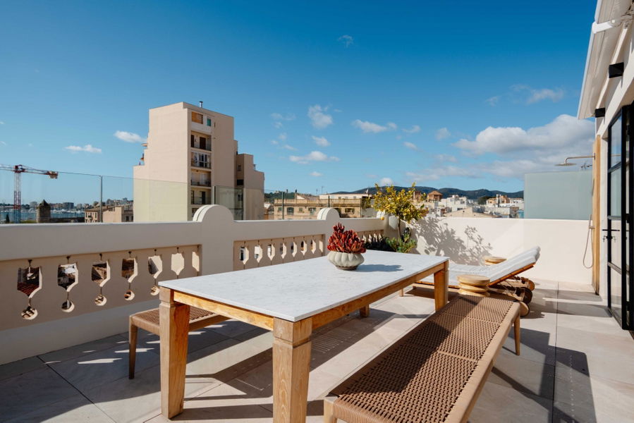Luxuriöses Duplex-Penthouse mit Meerblick von der beeindruckenden Dachterrasse in Santa Catalina