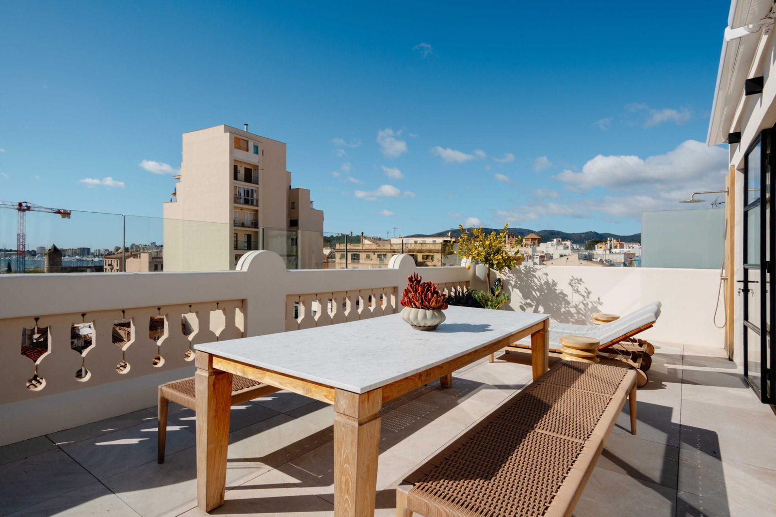 Luxuriöses Duplex-Penthouse mit Meerblick von der beeindruckenden Dachterrasse in Santa Catalina