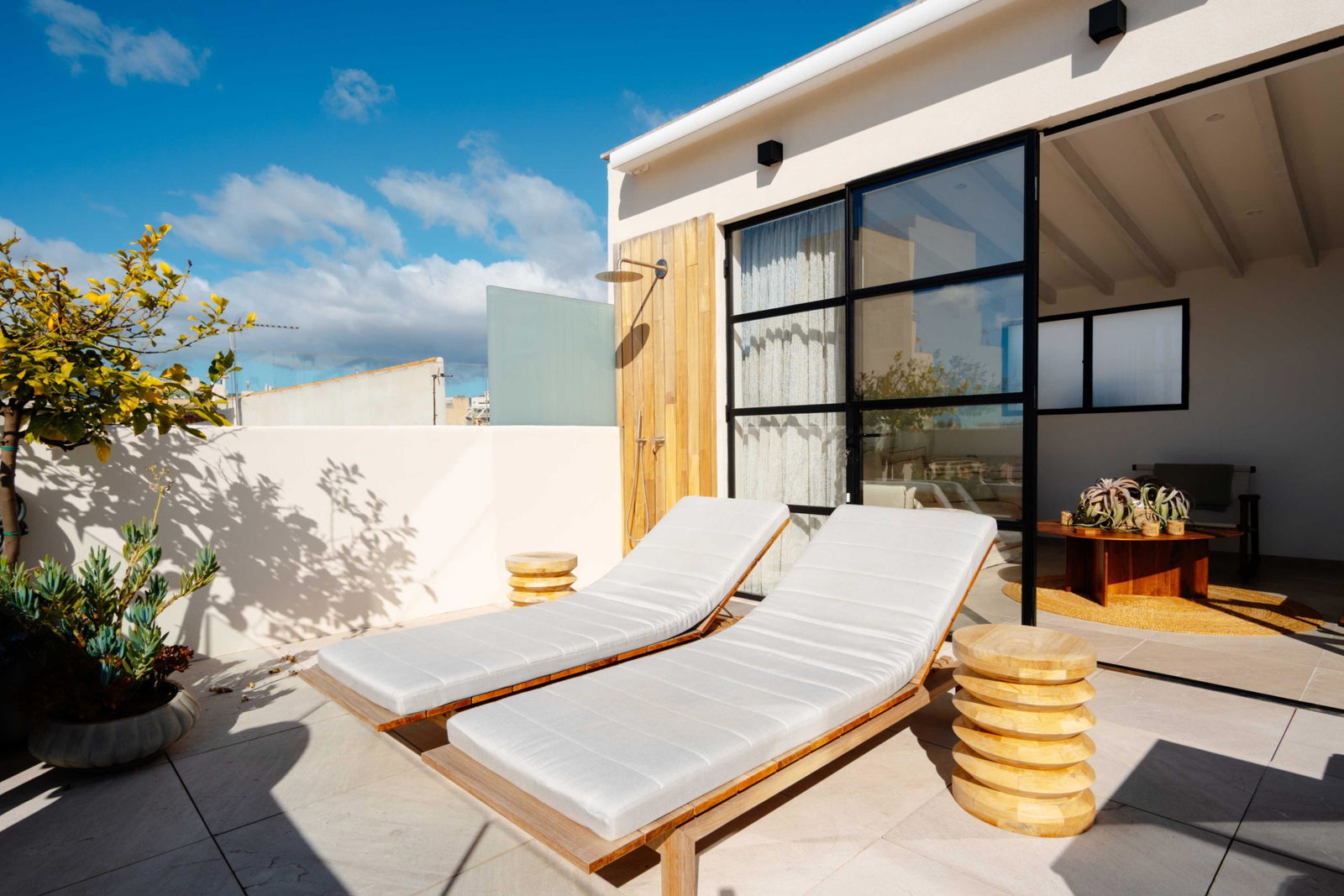 Luxuriöses Duplex-Penthouse mit Meerblick von der beeindruckenden Dachterrasse in Santa Catalina