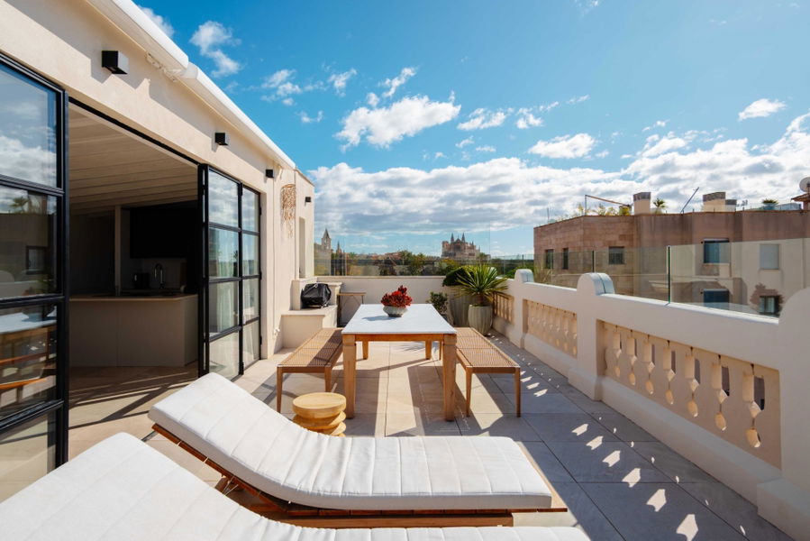 Luxuriöses Duplex-Penthouse mit Meerblick von der beeindruckenden Dachterrasse in Santa Catalina