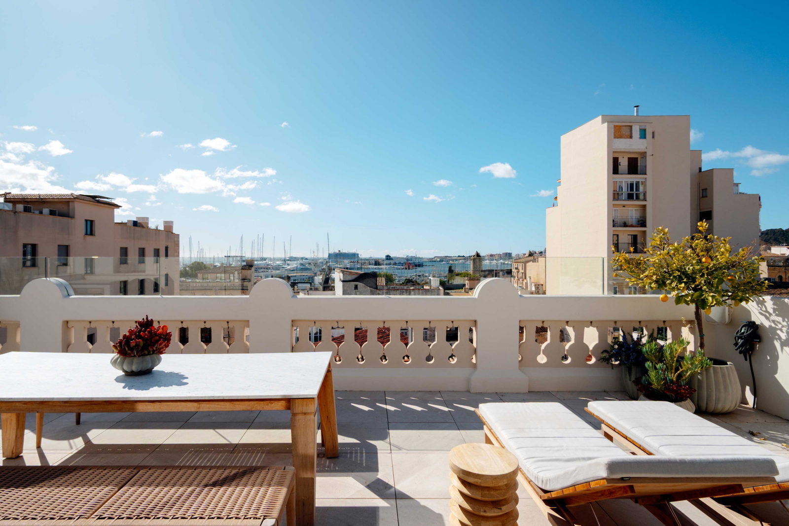 Luxuriöses Duplex-Penthouse mit Meerblick von der beeindruckenden Dachterrasse in Santa Catalina