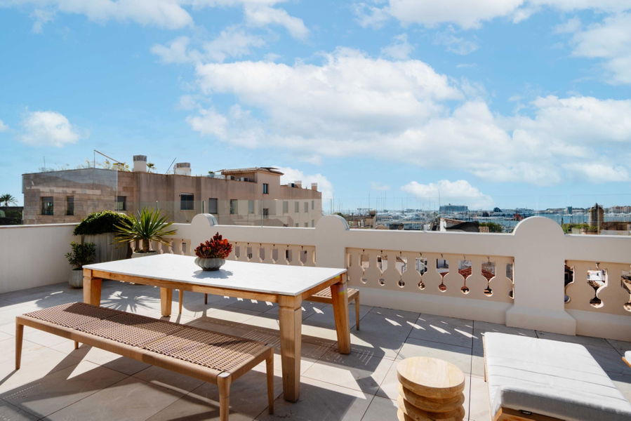 Luxuriöses Duplex-Penthouse mit Meerblick von der beeindruckenden Dachterrasse in Santa Catalina