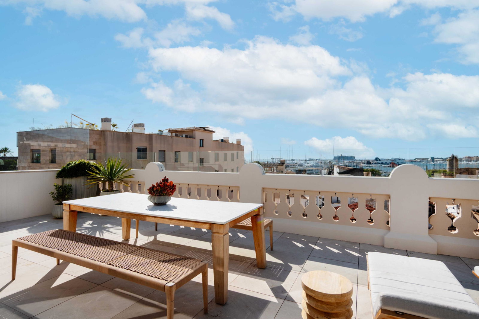 Luxuriöses Duplex-Penthouse mit Meerblick von der beeindruckenden Dachterrasse in Santa Catalina