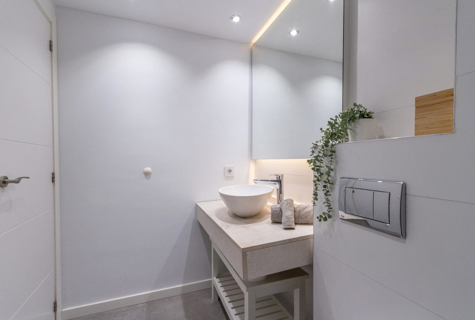 Stylish beach apartment for sale in Molinar – just 200 metres from the sea