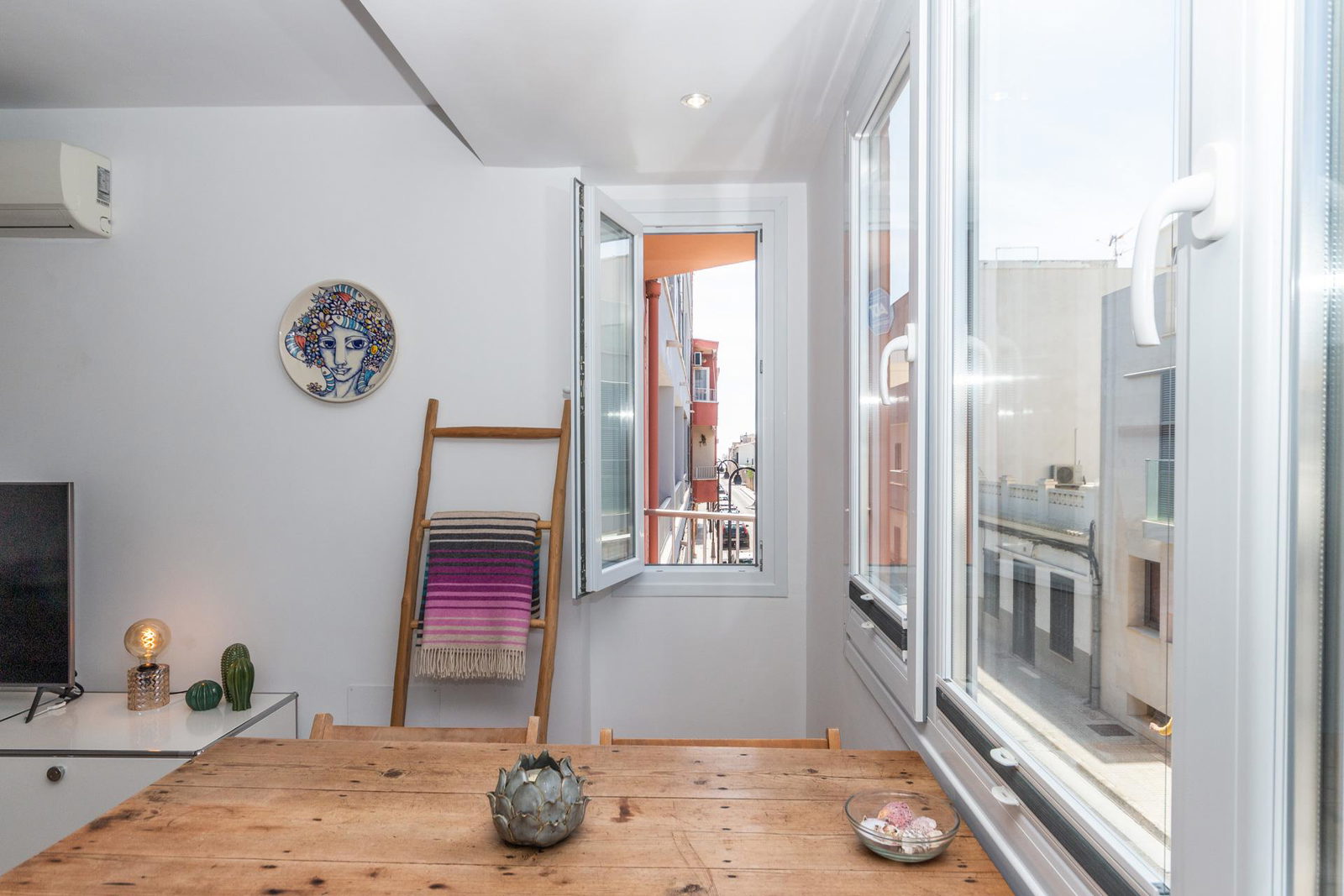 Stylish beach apartment for sale in Molinar – just 200 metres from the sea