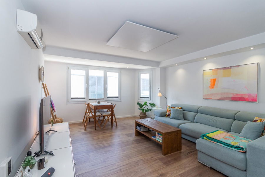 Stylish beach apartment for sale in Molinar – just 200 metres from the sea