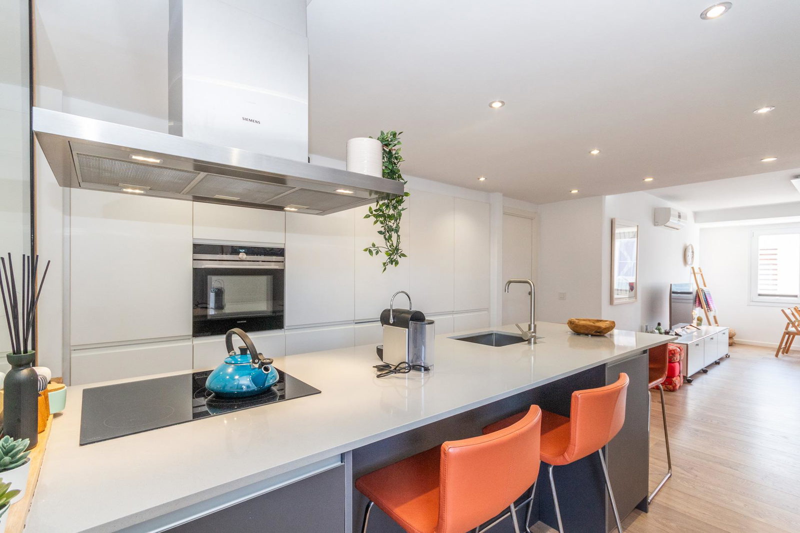 Stylish beach apartment for sale in Molinar – just 200 metres from the sea