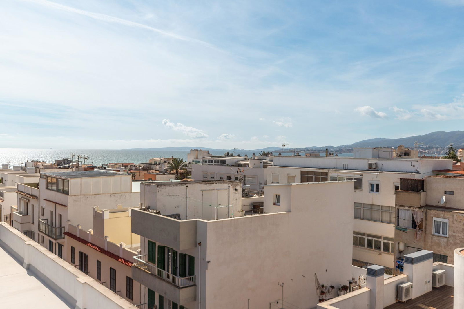 Stylish beach apartment for sale in Molinar – just 200 metres from the sea