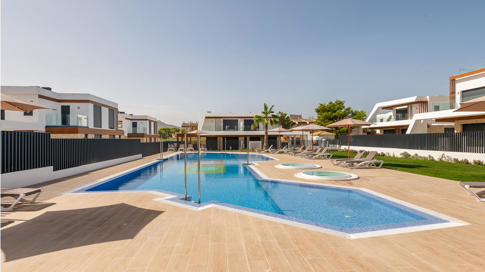 Neubau-Doppelhaushälfte mit grossem Garten in Cala Ratjada zu verkaufen