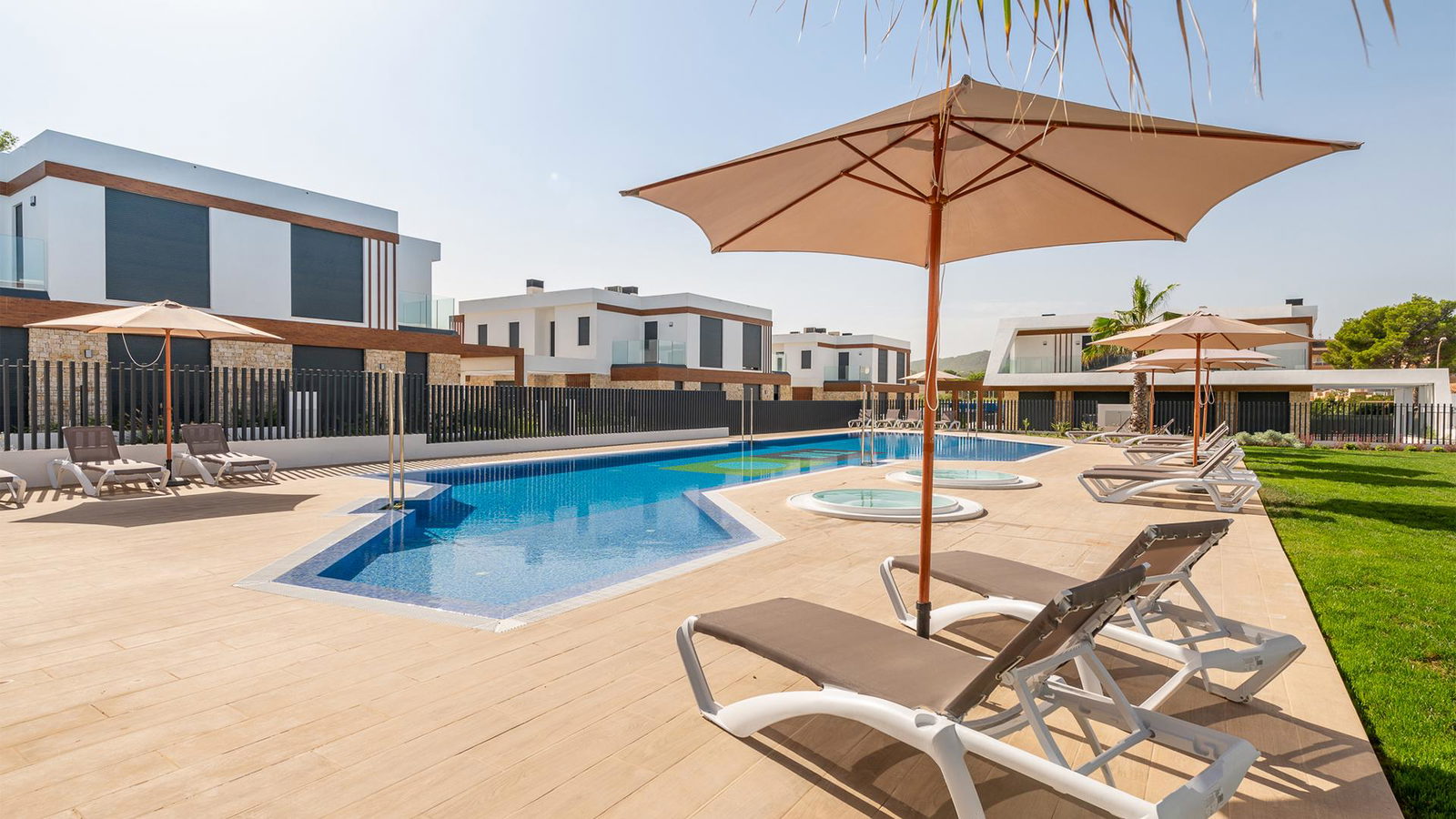 Neubau-Doppelhaushälfte mit grossem Garten in Cala Ratjada zu verkaufen