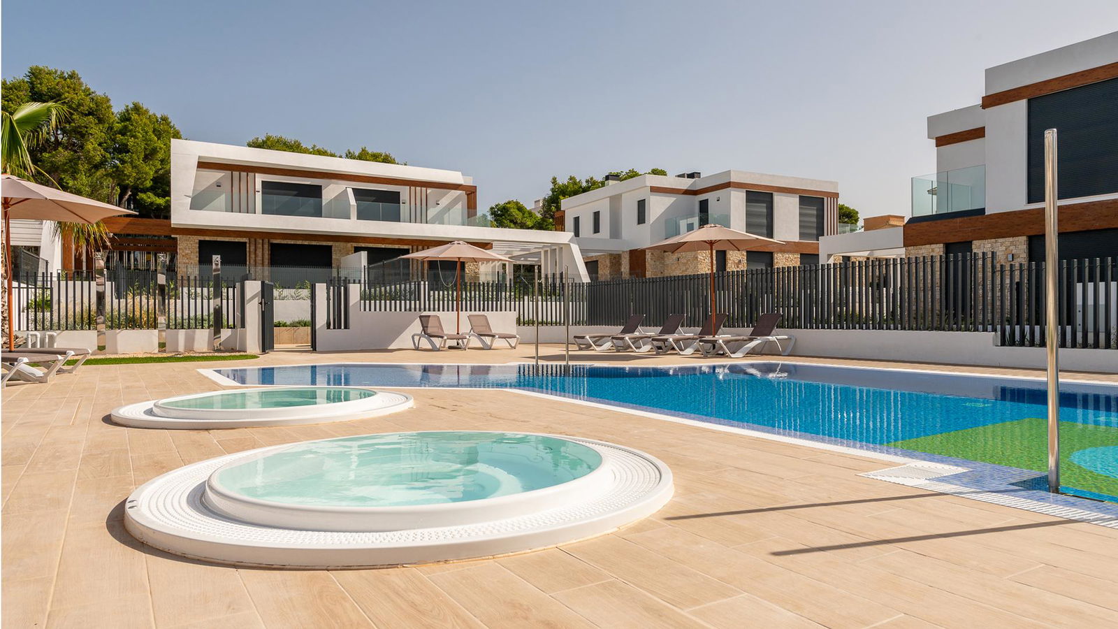 Neubau-Doppelhaushälfte mit grossem Garten in Cala Ratjada zu verkaufen