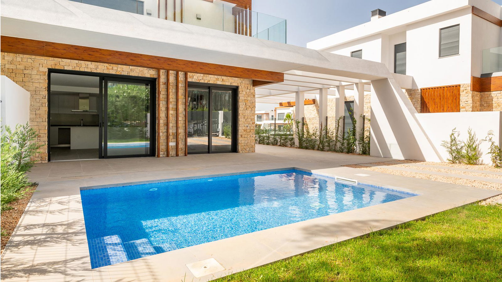 Neubau-Doppelhaushälfte mit grossem Garten in Cala Ratjada zu verkaufen