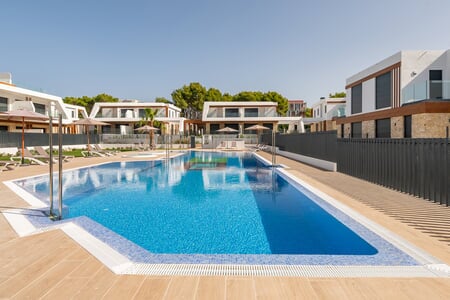 Nybyggt parhus med stor trädgård till salu i Cala Ratjada