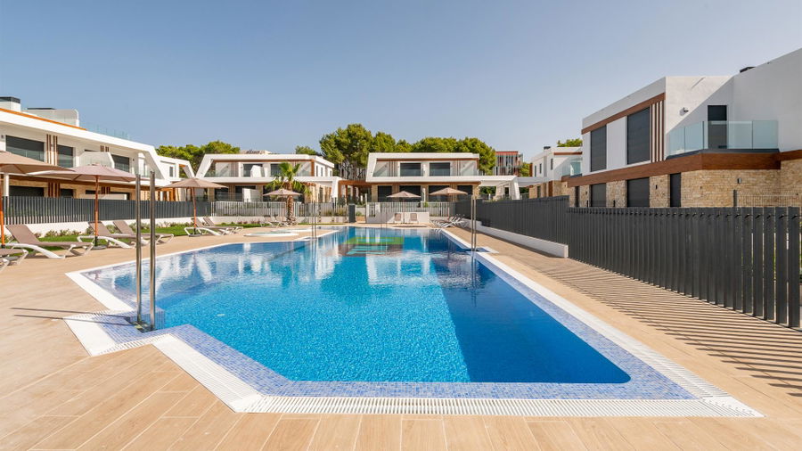 Neubau-Doppelhaushälfte mit privatem Pool in Cala Ratjada, bezugsfertig