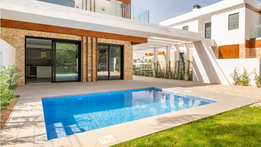 Neubau-Doppelhaushälfte mit privatem Pool in Cala Ratjada, bezugsfertig