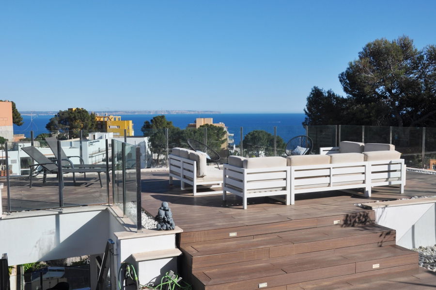 Renovated villa with sea views and pool in Prime San Agustín location