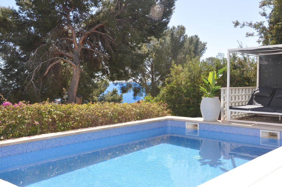 Renovated villa with sea views and pool in Prime San Agustín location