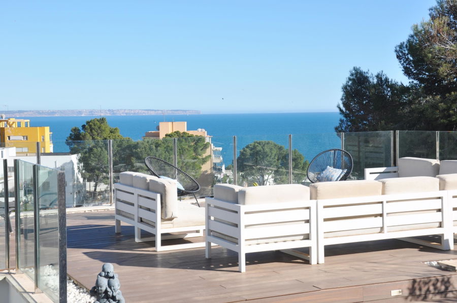 Renovated villa with sea views and pool in Prime San Agustín location