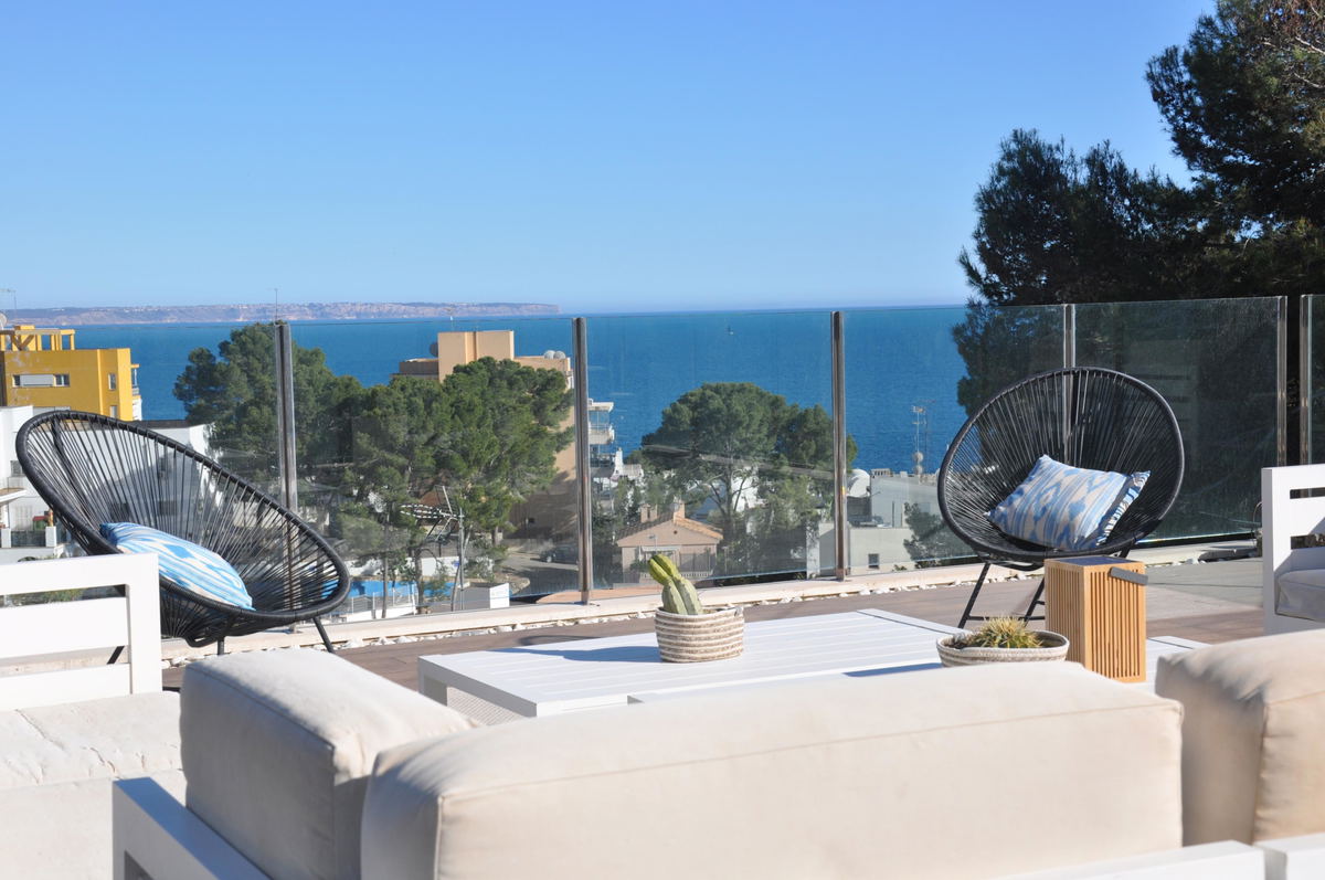 Renovated villa with sea views and pool in Prime San Agustín location