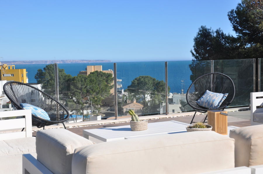 Renovated villa with sea views and pool in Prime San Agustín location