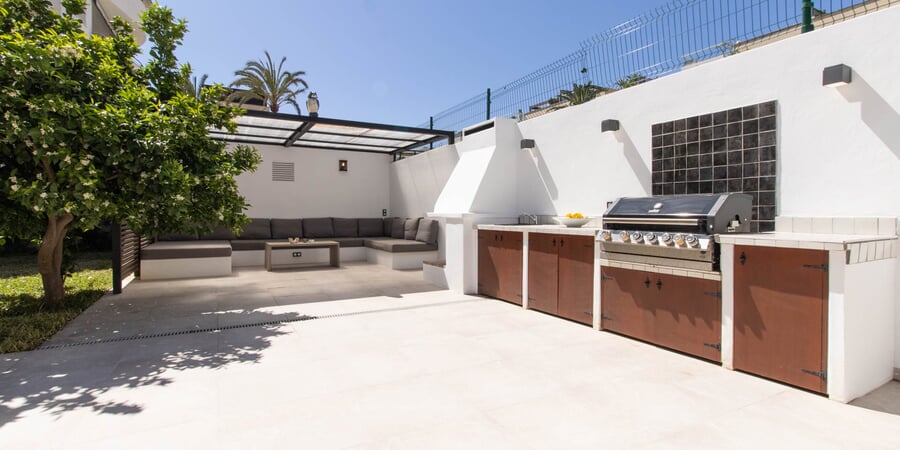 Renoverad lägenhet med stor trädgård och garage i Son Armadans