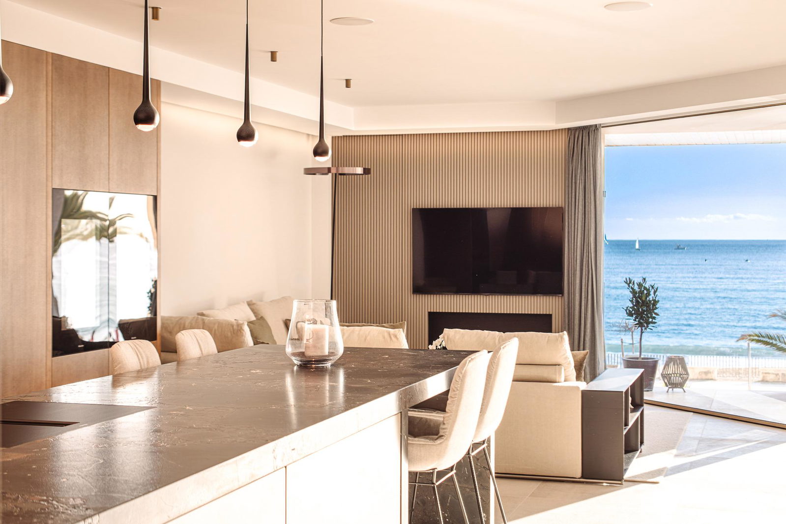 Designlägenhet i ett exklusivt förstalinje läge vid havet i Portixol