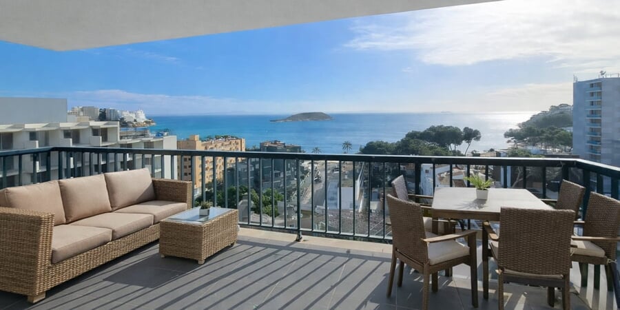 Sea View Apartment to Renovate  few steps from the Beach