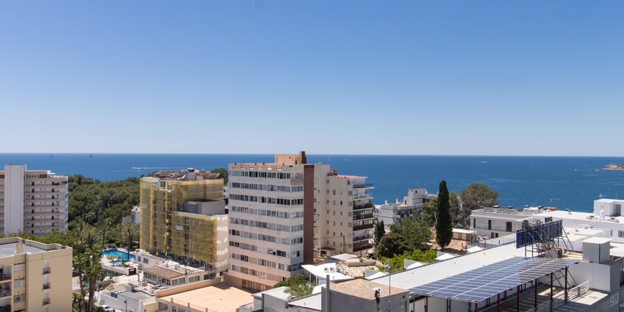 Perfect holiday apartment with beautiful sea views in sought-after Cala Mayor