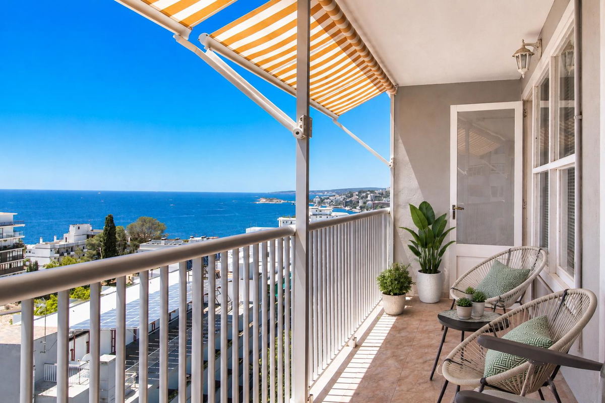 Perfect holiday apartment with beautiful sea views in sought-after Cala Mayor