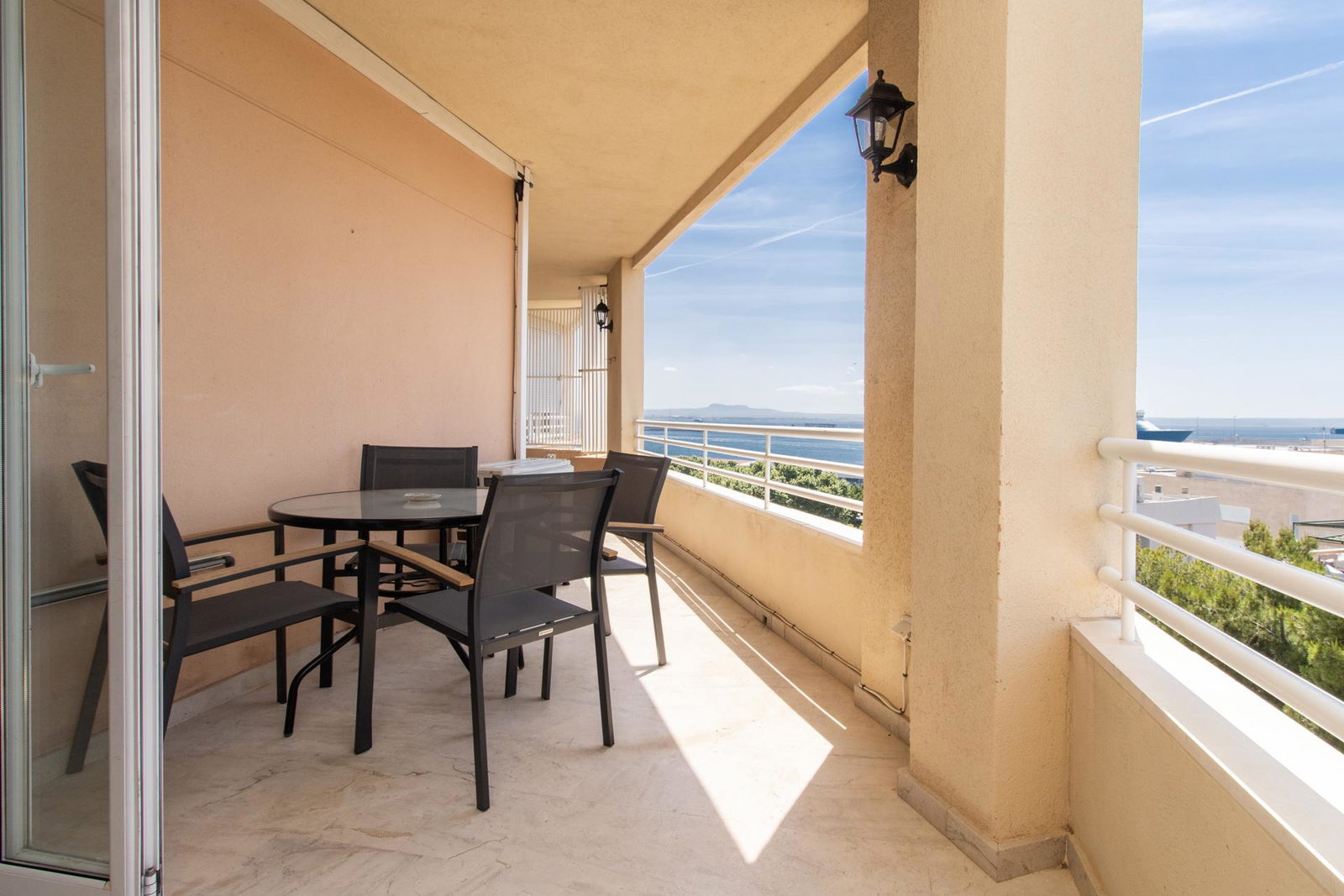 Sea view penthouse with spacious terrace  in  Palma Paseo Maritimo