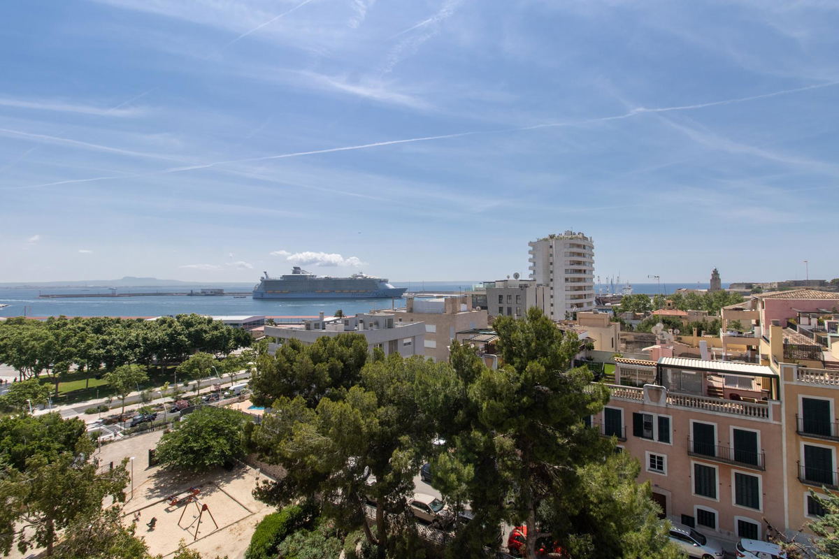 Sea view penthouse with spacious terrace  in  Palma Paseo Maritimo