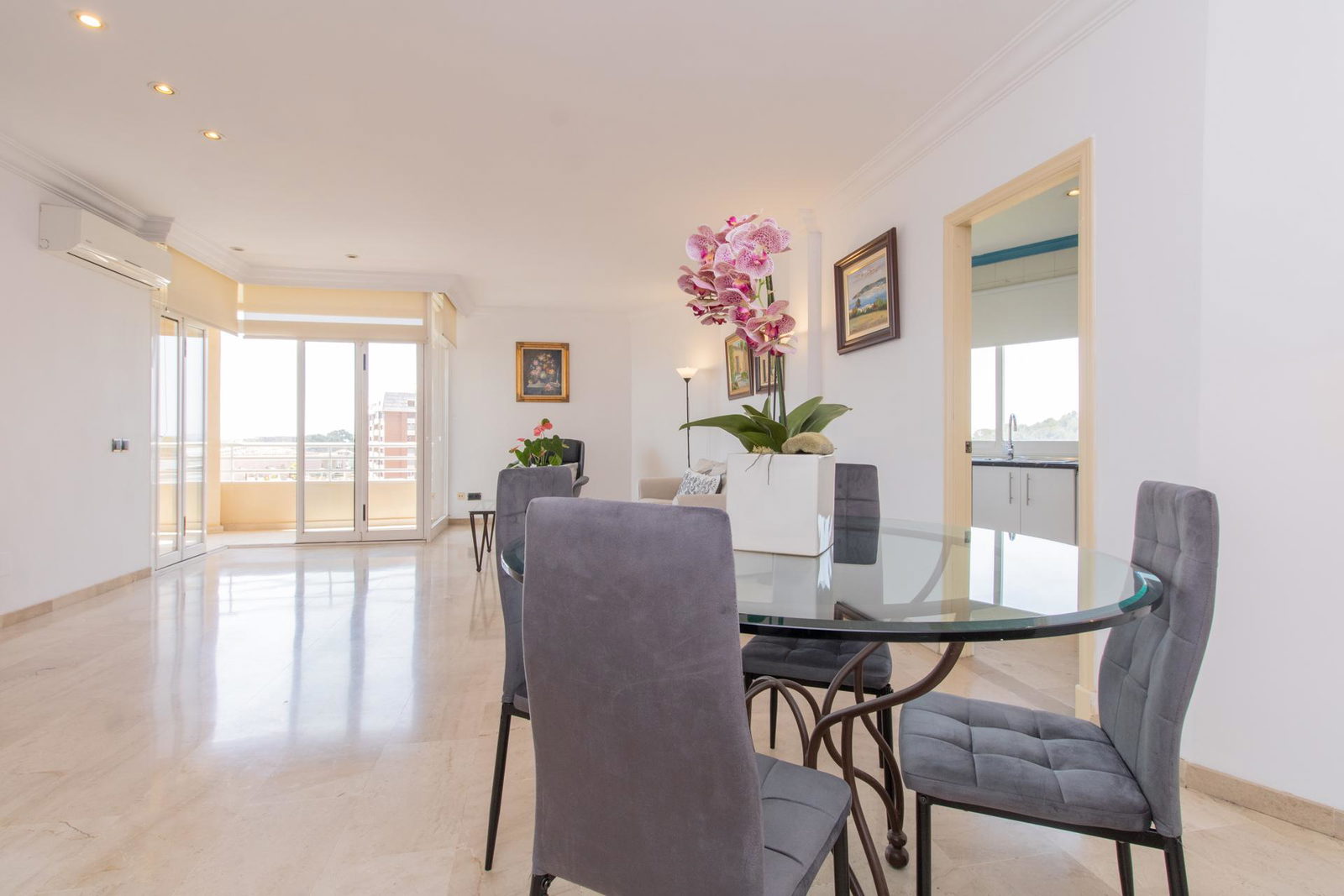 Sea view penthouse with spacious terrace  in  Palma Paseo Maritimo
