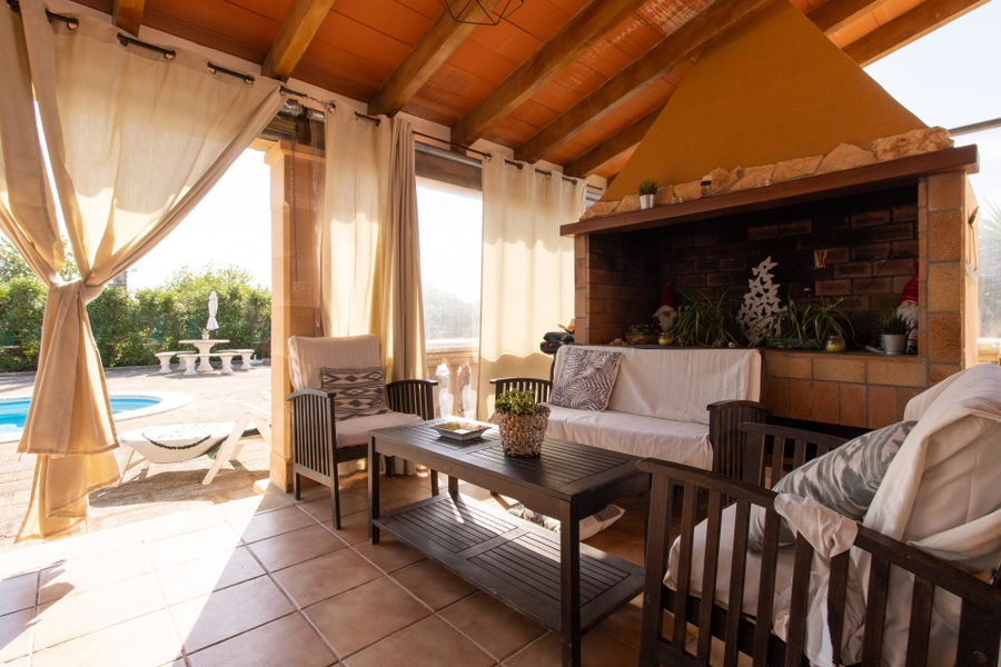 Country home with pool and large plot in a peaceful setting close to Sencelles