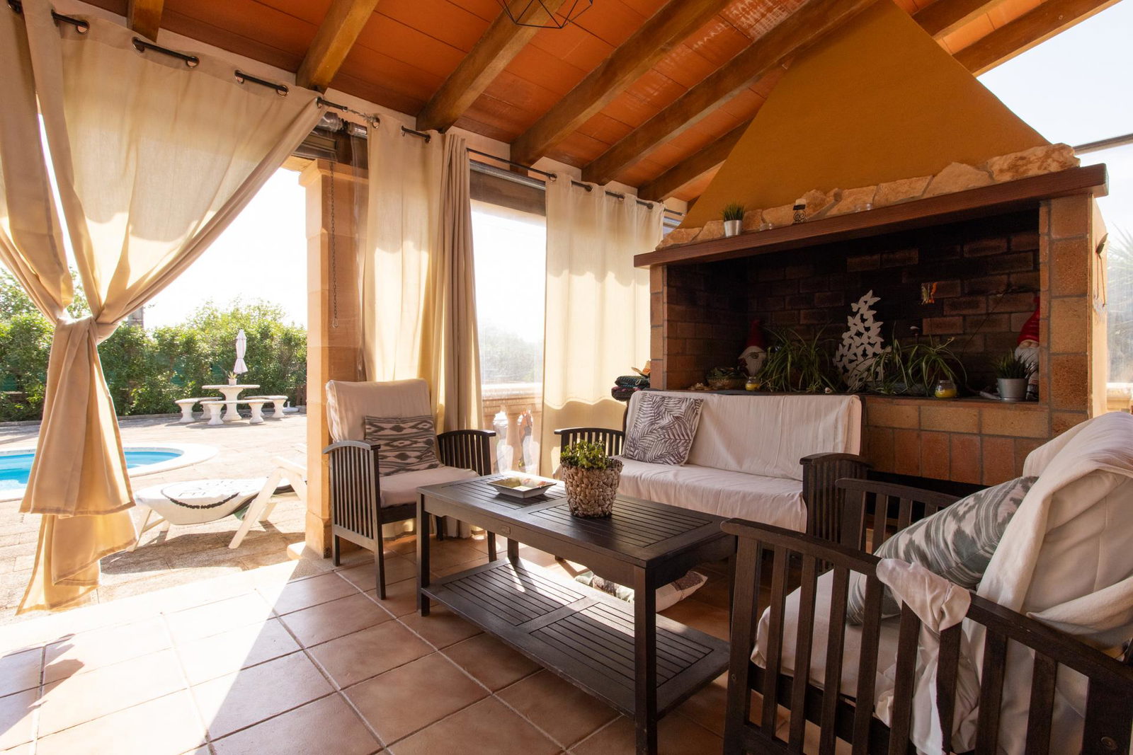 Country home with pool and large plot in a peaceful setting close to Sencelles