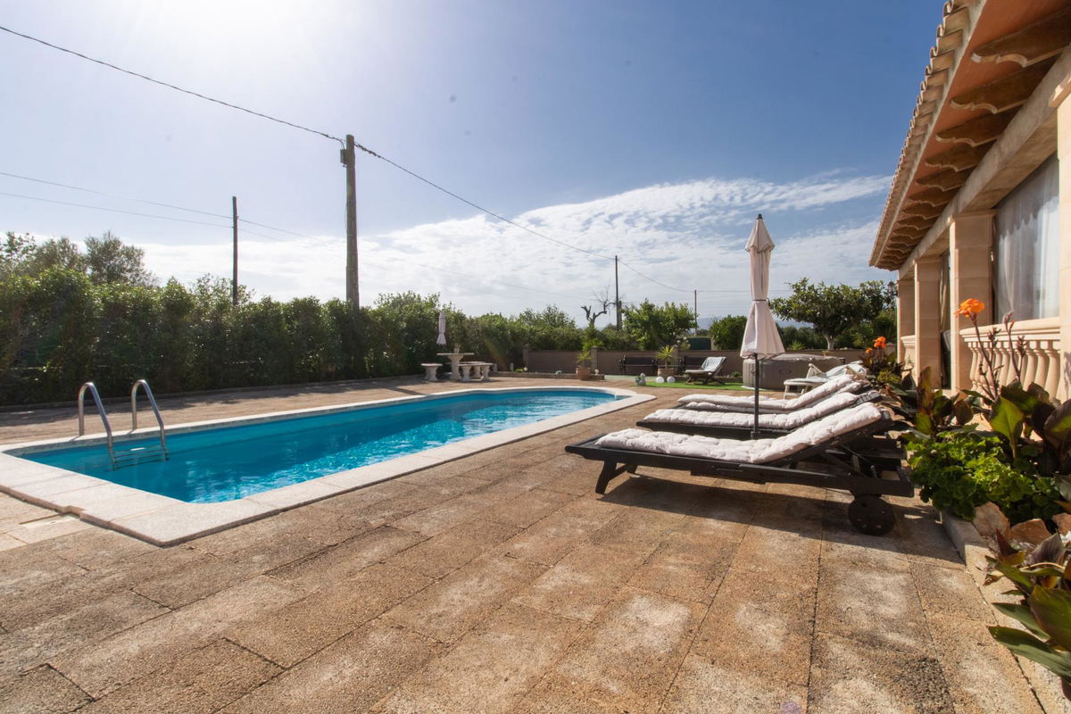 Country home with pool and large plot in a peaceful setting close to Sencelles