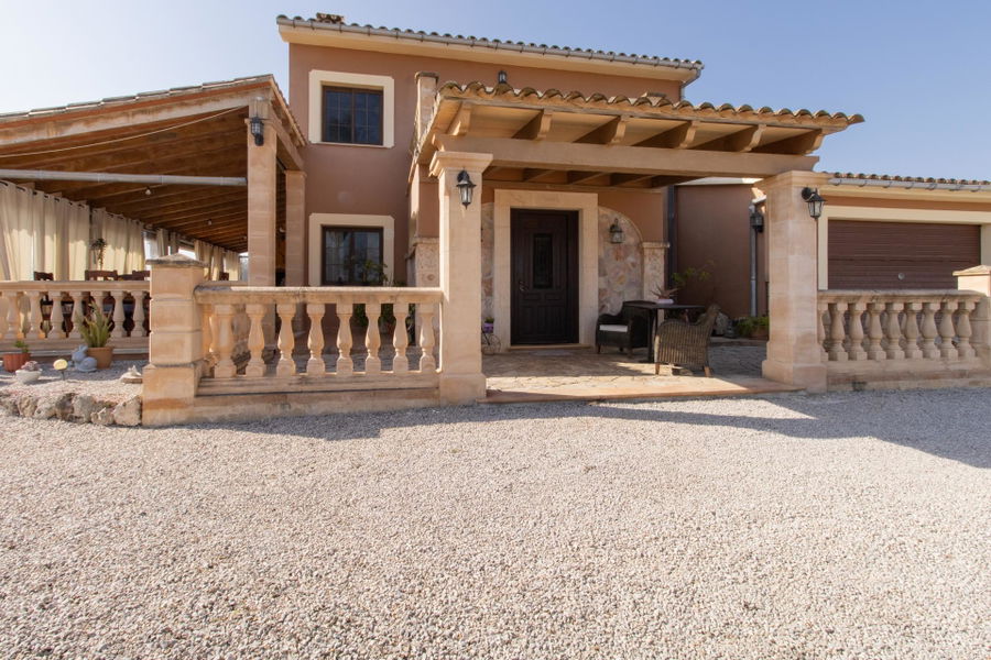 Country home with pool and large plot in a peaceful setting close to Sencelles