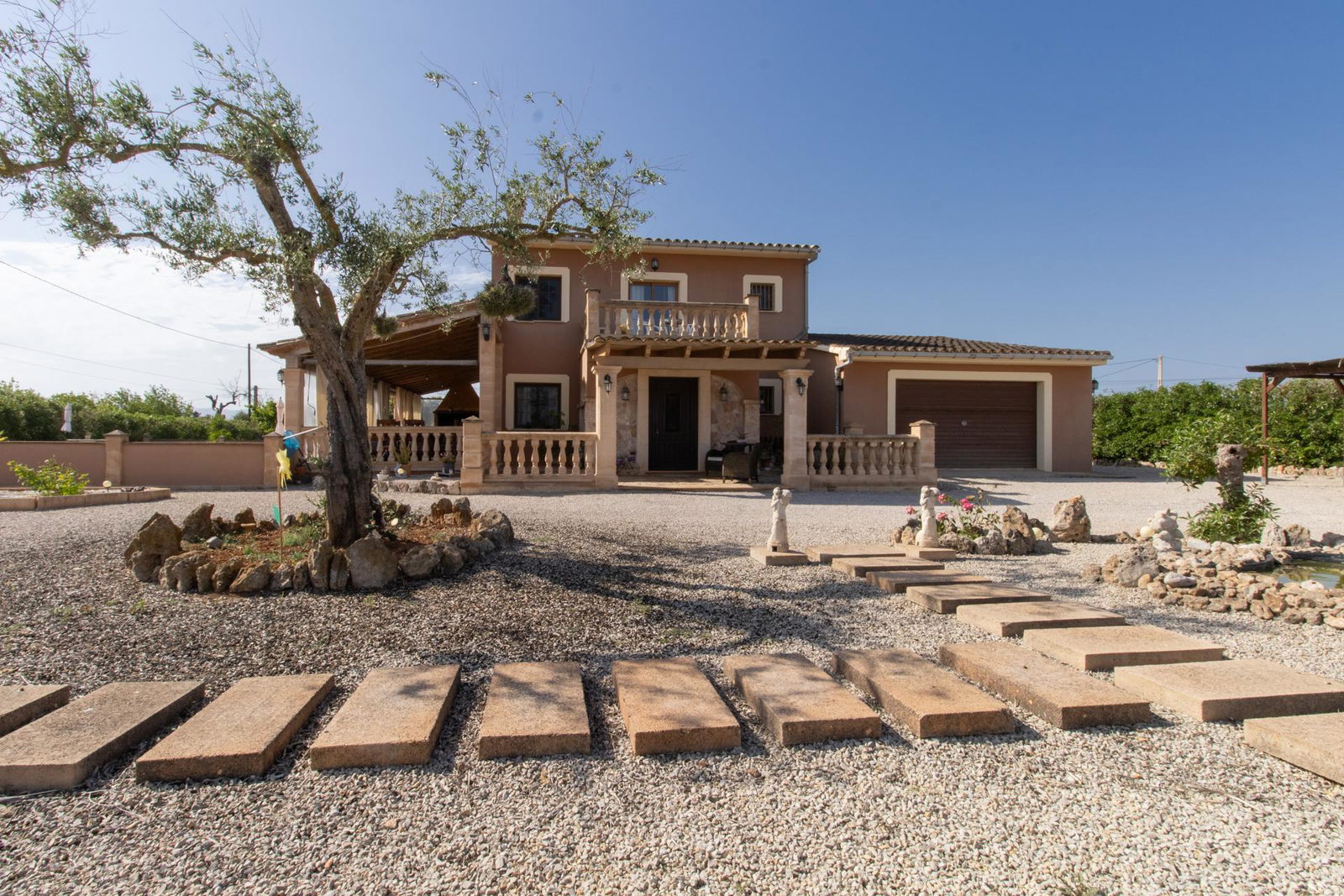 Country home with pool and large plot in a peaceful setting close to Sencelles