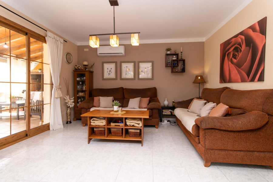 Country home with pool and large plot in a peaceful setting close to Sencelles