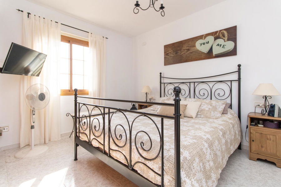 Country home with pool and large plot in a peaceful setting close to Sencelles