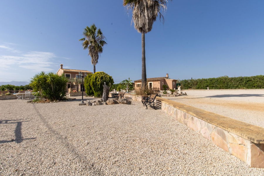 Country home with pool and large plot in a peaceful setting close to Sencelles