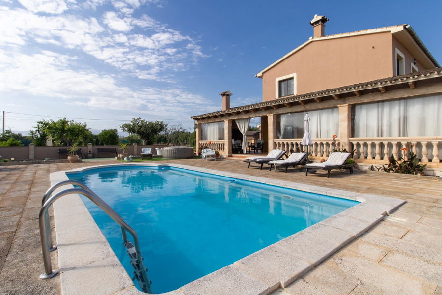 Country home with pool and large plot in a peaceful setting close to Sencelles